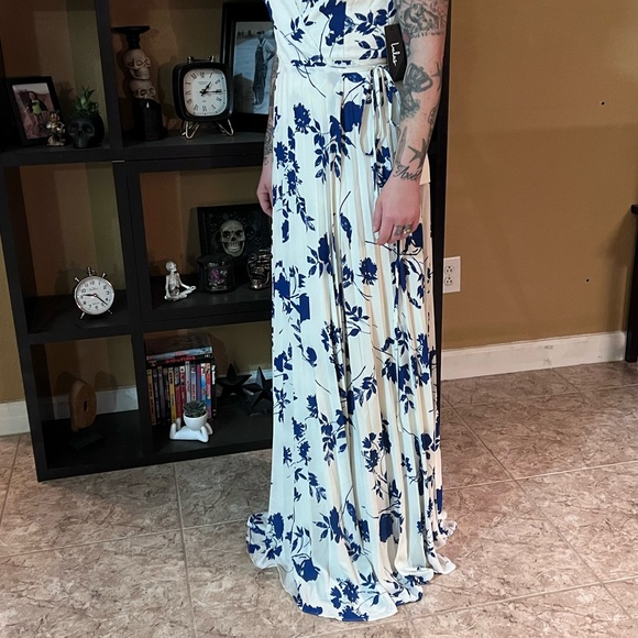 NWT women’s lulus Lindsie Blue and White Floral Print
Pleated Wrap Maxi Dress - Picture 15 of 16